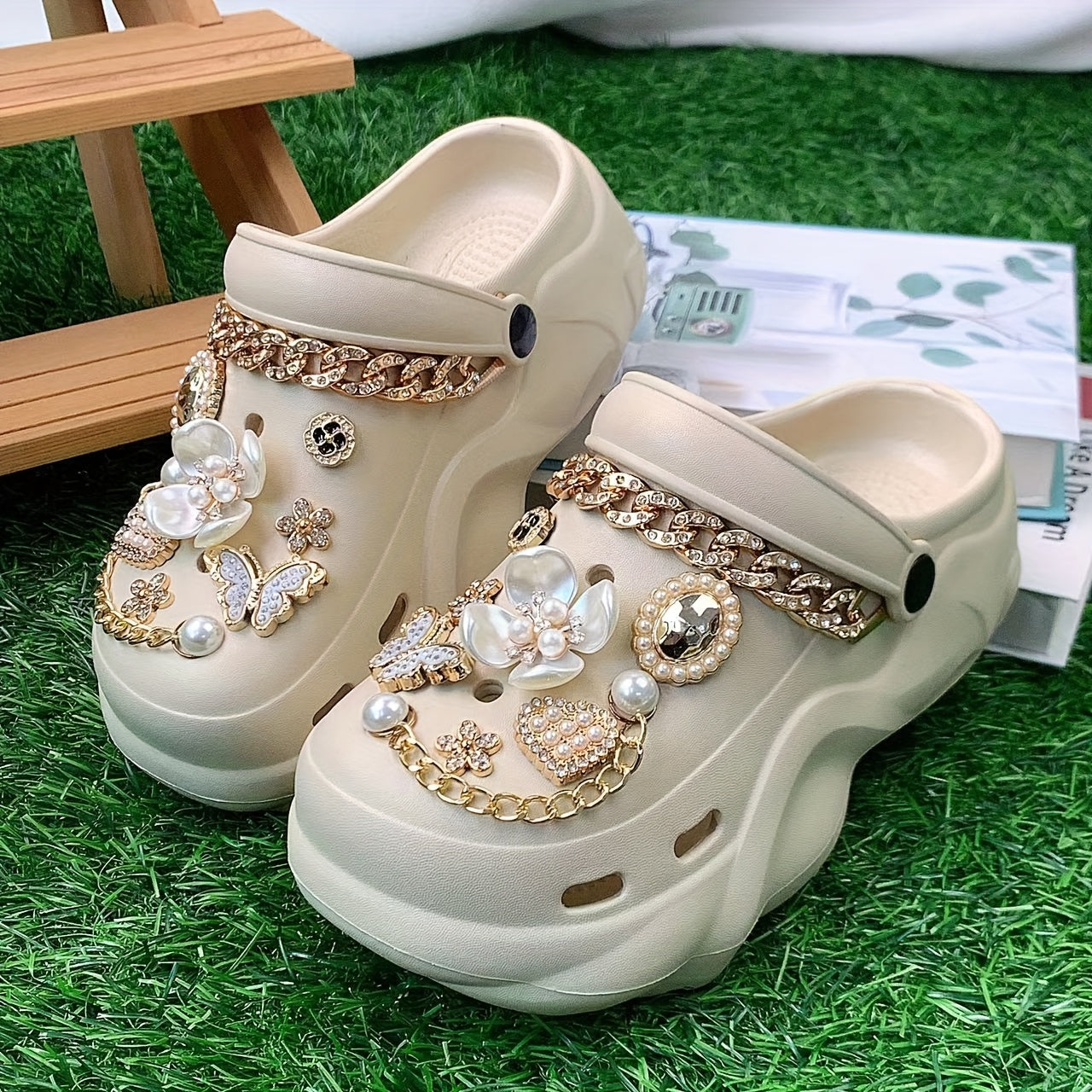 Fashionable And Trendy Women'S EVA Slip-On Shoes for Summer, Featuring Versatile And Stylish Hole Designs. The Shoes Are Adorned with White Five-Petal Flower Butterflies And Rhinestone Chains, Making Them Suitable for Home, B
